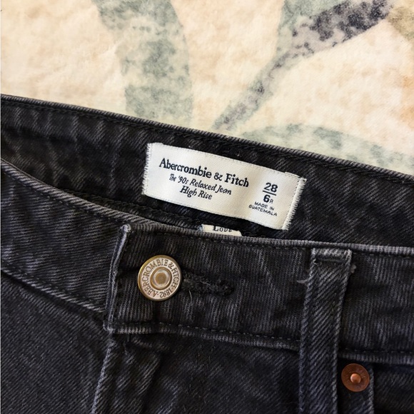 Abercrombie & Fitch Women’s 90s Relaxed Jean High Rise - Picture 2 of 8